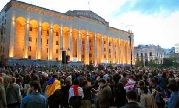 Протестующие в Грузии выступают против закона &quot;об иноагентах&quot; после его принятия в первом чтении